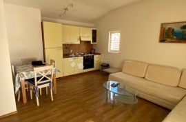 Kuća s 3 apartman, Tisno, Σπίτι