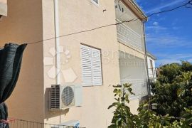 Kuća s 3 apartman, Tisno, Σπίτι