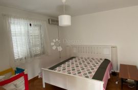 Kuća s 3 apartman, Tisno, Famiglia