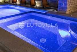Valtura, luksuzna vila s grijanim bazenom i velikom uređenom okućnicom, rijetkost na tržištu, Ližnjan, Maison