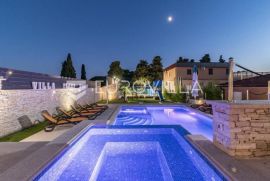 Valtura, luksuzna vila s grijanim bazenom i velikom uređenom okućnicom, rijetkost na tržištu, Ližnjan, Famiglia