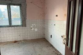 Izuzetna Investicijska Prilika u Popovcu - Kuća u Roh-Bau Stanju sa Potencijalom za 12 Stanova, Sesvete, House