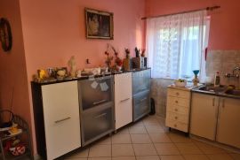 ŠIBENIK ŠUBIĆEVAC, prostrani stan sa velikom okućnicom, Šibenik, Appartement