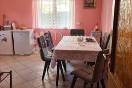 ŠIBENIK ŠUBIĆEVAC, prostrani stan sa velikom okućnicom, Šibenik, Appartement