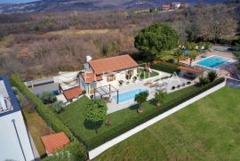Istra, Buje, obiteljska kuća sa pogledom na more i Alpe, prilika!, Buje, Famiglia