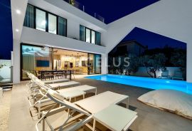 Brač - Luksuzna moderna vila s bazenom, saunom i pogledom na more, 366 m2, Supetar, Haus