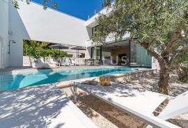 Brač - Luksuzna moderna vila s bazenom, saunom i pogledom na more, 366 m2, Supetar, Haus
