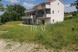 Posedarje kuća sa restoranom i tri stana 500 m2,okućnica 2500 m2, Posedarje, Maison