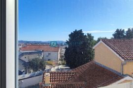 VODICE, novo, 1. kat, 3 spavaće sobe, mirna lokacija, Vodice, Apartamento