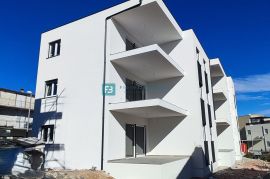 VODICE, novo, 1. kat, 3 spavaće sobe, mirna lokacija, Vodice, Apartamento