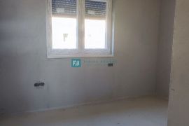 VODICE, novo, 1. kat, 3 spavaće sobe, mirna lokacija, Vodice, Apartamento