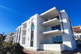 VODICE, novo, 1. kat, 3 spavaće sobe, mirna lokacija, Vodice, Apartamento