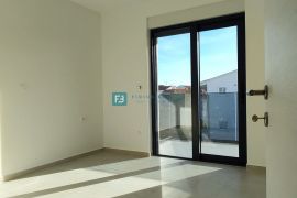 VODICE, novo, moderan stan, 300 m do mora, 2.kat, lift, garaža, Vodice, Appartement