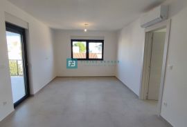 VODICE, novo, moderan stan, 300 m do mora, 2.kat, lift, garaža, Vodice, Appartement