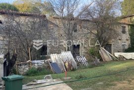 Istra, Tadini, ruševna kuća za potpunu renovaciju na zemljištu 243m2, Kaštelir-Labinci, Casa