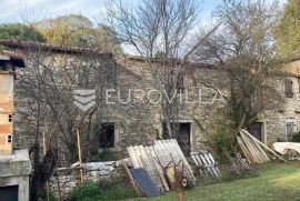 Istra, Tadini, ruševna kuća za potpunu renovaciju na zemljištu 243m2, Kaštelir-Labinci, Casa