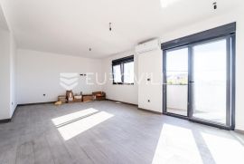 Split, Sirobuja, jednosoban stan u prizemlju s vrtom NKP 63, 56 m2, Split, شقة