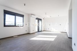 Split, Sirobuja, jednosoban stan u prizemlju s vrtom NKP 63, 56 m2, Split, شقة