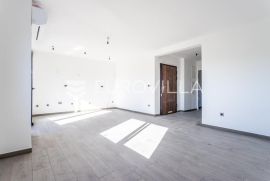 Split, Sirobuja, jednosoban stan u prizemlju s vrtom NKP 63, 56 m2, Split, شقة