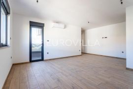 Split, Sirobuja, jednosoban stan na trećem katu NKP 47, 2 m2, Split, Stan