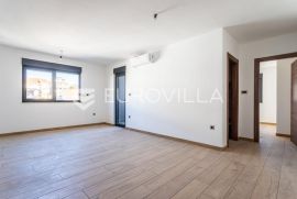 Split, Sirobuja, jednosoban stan na trećem katu NKP 47, 2 m2, Split, Stan