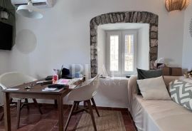 Izvrsna prilika, apartman u  staroj kamenoj kući!!, Kaštela, Ev