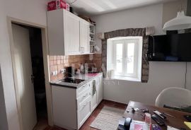 Izvrsna prilika, apartman u  staroj kamenoj kući!!, Kaštela, Ev