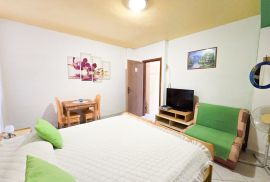 Stan + 2 Apartmana s vrtom  300m od mora, Poreč, Poreč, Wohnung