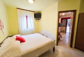 Stan + 2 Apartmana s vrtom  300m od mora, Poreč, Poreč, Wohnung