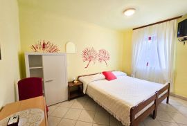 Stan + 2 Apartmana s vrtom  300m od mora, Poreč, Poreč, Wohnung