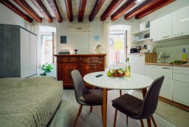 Rovinj,savršeni renovirani studio,1kat,100m od glavnog gradskog trga i mora, Rovinj, Appartement