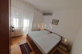 Kuća sa 3 stana 150m od mora, Crikvenica, Casa