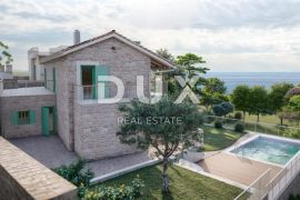 OPATIJA, BREGI - dvoetažni stan 100m2 s panoramskim pogledom na more i bazenom + okućnica, Matulji, Apartamento