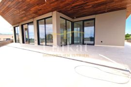 Penthouse blizu mora  - jacuzzi - krovna terasa, Poreč, شقة