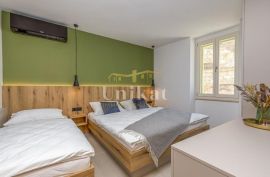 Kuća s tri apartmana samo 400 m od mora, Vrsar, Poreč, Σπίτι