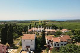 Kuća u nizu s ljetnom kuhinjom nekoliko km od Poreča, Poreč, House