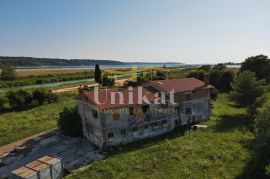 Kuća za renovaciju s prostranom okućnicom, Novigrad, Casa