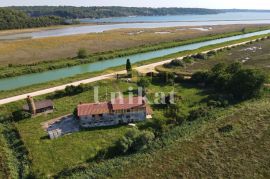 Kuća za renovaciju s prostranom okućnicom, Novigrad, Casa