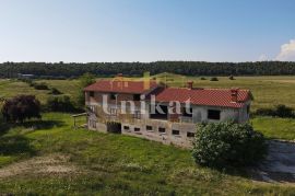 Kuća za renovaciju s prostranom okućnicom, Novigrad, Casa