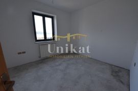 Prostrana kuća na samoj obali - za renovaciju, Novigrad, Σπίτι