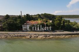 Prostrana kuća na samoj obali - za renovaciju, Novigrad, Casa