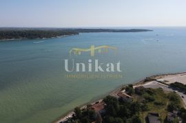 Prostrana kuća na samoj obali - za renovaciju, Novigrad, Σπίτι