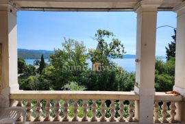 OPATIJA, stan 100 m2 s terasom prvi red do mora, Opatija, Kвартира