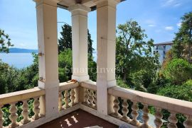 OPATIJA, stan 100 m2 s terasom prvi red do mora, Opatija, Stan