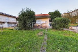 Novi Vinodolski - prizemnica sa velikom okućnicom, Novi Vinodolski, Kuća