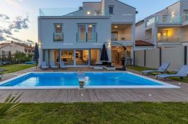 Kuća Prodaje se moderna villa sa bazenom, 360 m2,Poreć, Poreč, بيت