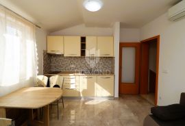 Poreč, okolica, PRILIKA! Dva stana sa vlastitom okućnicom, Poreč, Apartamento