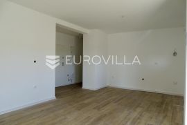 Matulji, dvosoban stan površine 73,99m2 s pripadajućim vrtom od 41m2 i natkrivenom terasom, Matulji, Daire