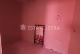 Pula/Gregovica - stan 86 m2 u visokom roh bau -1.kat, Pula, Appartement