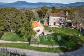 Prostrano imanje s potencijalom za turistički biznis, Labin, Kuća